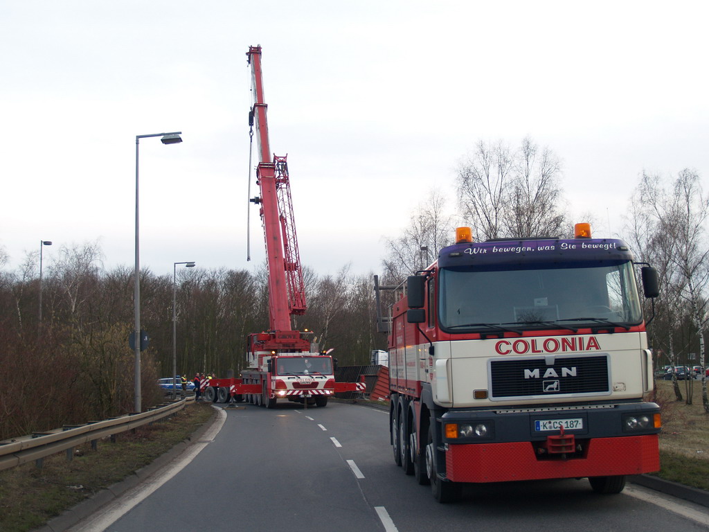 LKW verliert Container Koeln Niehler Ei P100.JPG